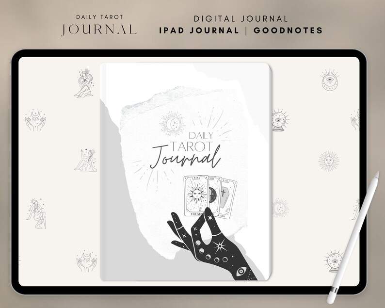 K&ouml;nnte beinhalten: Eine digitale Journal-Vorlage f&uuml;r iPad mit einer Hand, die drei Tarotkarten mit einem Sonnen-, Mond- und Kreuzdesign h&auml;lt. Der Hintergrund ist ein wei&szlig;es, strukturiertes Papier mit dem Text "Daily Tarot Journal" in Schwarz. Die Vorlage ist f&uuml;r die Verwendung mit der Goodnotes-App konzipiert.