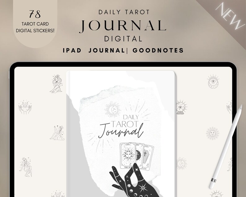 K&ouml;nnte beinhalten: Digitales Daily Tarot Journal f&uuml;r iPad mit 78 Tarotkarten-Stickern. Das Journal zeigt eine Hand, die drei Tarotkarten mit einer Sonne, einem Kreuz und einem Mond h&auml;lt. Der Hintergrund ist hellgrau mit einer wei&szlig;en, zerrissenen Papierstruktur.