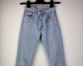 Vintage Levis 501 w22 L32 For Women bleu clair stonewash délavé 90s buttonfly straight leg USA