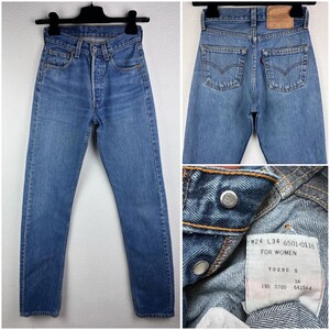 Levi&#39;s 501 vintage w22 L33 voor dames, mediumblauwe stonewash jeans, Levi&#39;s 501 denim, rechte pijp, Mexico 2000