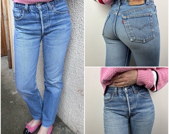 Vintage Levi's W25 L28 mittelblaue Jeans Stonewash verblasst 80er/90er Levis Denim mit geradem Bein und Knopfleiste USA 1990