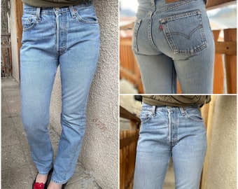 Levis 501 jeans w26 L30 For Women vintage 501s bleu stonewash délavé 90s Levi’s denim straight leg buttonfly USA 1996