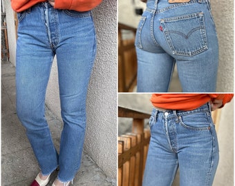Levis 501 jeans w25 L31 vintage 501s bleu moyen stonewash délavé 90s Levi’s denim straight leg buttonfly effilochés