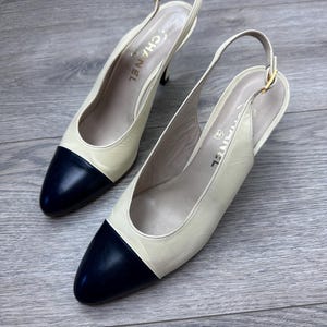 Chanel vintage bicolore slingbaks cap-toe escarpins made in Italy cuir beige et noir
