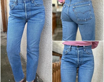 Levis 501 Vintage W26 L30 mittelblaue Jeans 80er Jahre gerades Bein Knopfleiste Levi's Denim USA