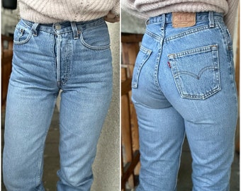 Vintage Levis 901 w24 L31 jeans bleu stonewash délavé high waisted buttonfly denim skinny Levi’s 90s mom jeans