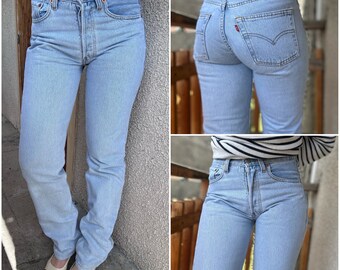 Vintage Levis 501 w25 L32 jeans azul claro lavado de piedra descolorido 90s botón de pierna recta mosca Levi's denim