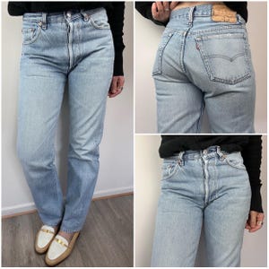 Puede incluir: Vaqueros de mezclilla azul claro con pierna recta. Los vaqueros tienen un estilo clásico de cinco bolsillos y cierre de botón.