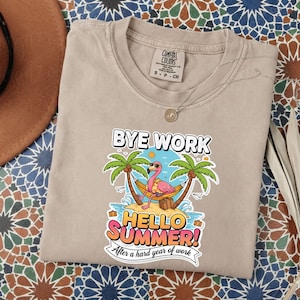 Peut inclure: T-shirt beige Comfort Colors avec l'inscription "BYE WORK HELLO SUMMER!" et un motif de flamant rose dans un hamac. Le t-shirt porte également l'inscription "After a hard year of work".