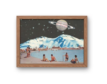 Könnte beinhalten: Ein gerahmtes Collage mit einem Schwimmbad, das von schneebedeckten Bergen umgeben ist, mit einem Ringplaneten im Nachthimmel darüber. Menschen genießen das Schwimmbad an einem sonnigen Tag.