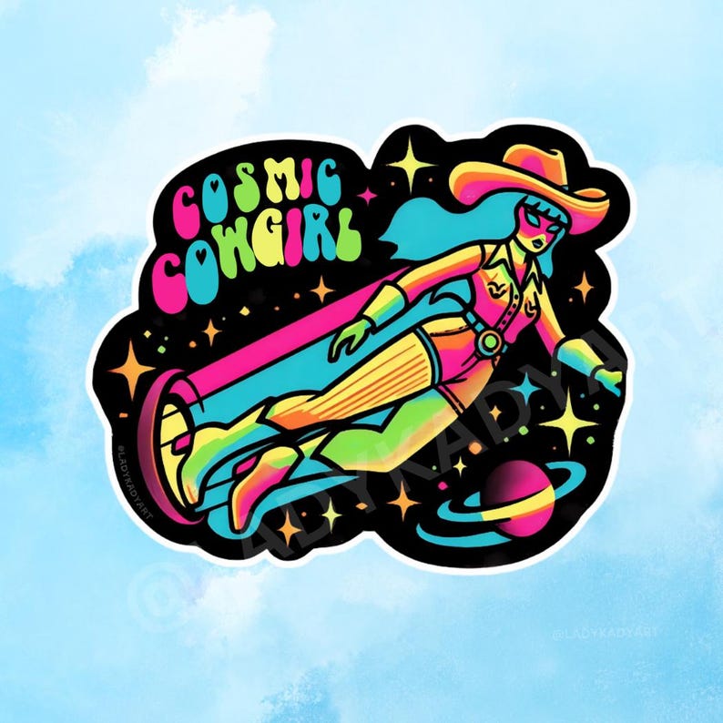 Może przedstawiać: Wykrawana naklejka przedstawiająca neonową kowbojkę unoszącą się w kosmosie. Napis głosi COSMIC COWGIRL falowanymi, wielokolorowymi literami. Projekt zawiera planetę z pierścieniami, ż&oacute;łte gwiazdy oraz czarne tło z białą obw&oacute;dką.