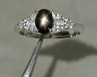 Natuurlijke zwarte saffierring: sterlingzilver en mossanietdiamant