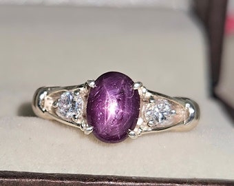Delicato anello con rubino a stella: solitario in argento sterling 925