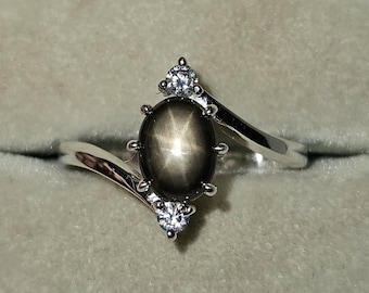 Natuurlijke zwarte saffierring: sterlingzilver, mossanietenaccenten