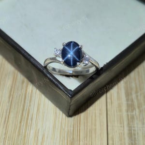 Anel de Safira Estrela Natural: Ouro Branco 14k, Detalhes em Moissanita