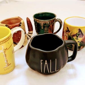 Taza de café Studio Pottery: Serpiente de cascabel, Zodíaco de Anthropologie, Otoño de Rae Dunn imagen 1