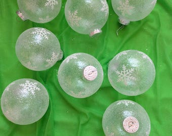 The Christmas Shoppe Shatterproof Ornaments 8pcs Frosted Glass 4"Balls White Snowflakes Silver Caps