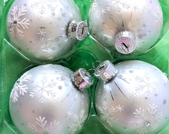 The Christmas Shoppe Handcrafted Glass 4pcs 3.27"Ball Ornaments Pearlescent Silver Glittering Frosted White Snowflakes