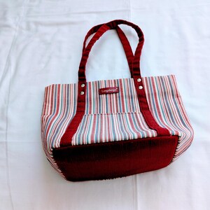 Para ella Bolso de mano de rayas verticales Longaberger Bolsillo exterior Tejido de algodón resistente y resistente Asas color burdeos Interior con colores a juego Práctico y moderno
