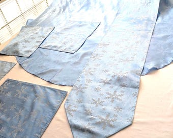 Holiday Table Linen Set: Round Tablecloth, Runner, Placemats, Blue/Snowflake