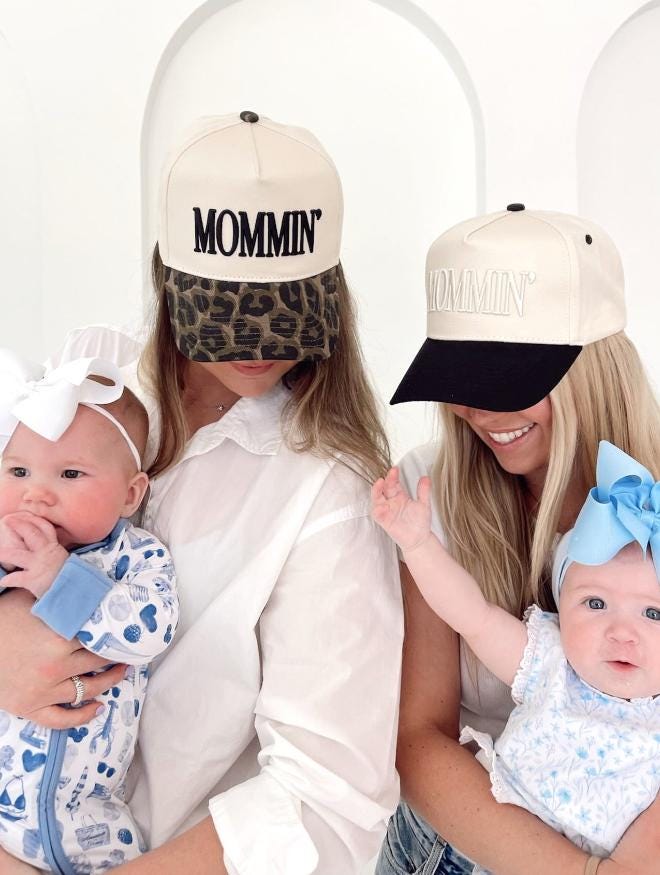 Mommin' - Vintage Trucker Hat