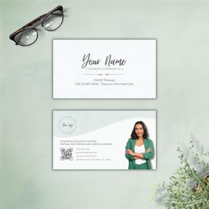 Może przedstawiać: Dwie wizytówki na jasnym, zielonym tle. Na górnej karcie widnieje napis "Your Name" i "LICENSED [CREDENTIAL]", a na dolnej zdjęcie kobiety w zielonym garniturze. Na dolnej karcie znajdują się również dane kontaktowe i kod QR.