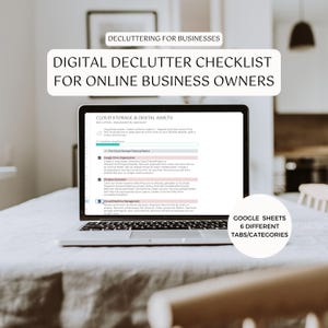 Puede incluir: Un ordenador portátil que muestra una hoja de cálculo de Google Sheets con el título "Almacenamiento en la nube y activos digitales: Lista de verificación de organización de la limpieza". La hoja de cálculo está dividida en secciones para Google Drive, Dropbox y la gestión de Google Drive. El portátil está sobre una mesa con un mantel blanco. Debajo del portátil hay un cuadro de texto que dice "Google Sheets 6 pestañas/categorías diferentes".