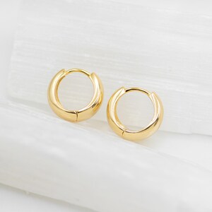 Abbey Curvy Huggie Earrings - 925 sterling silver - 14k gold vermeil