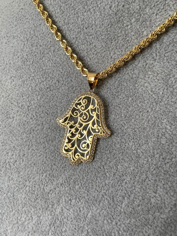 Lot - 18K YELLOW GOLD HAMSA HAND NECKLACE