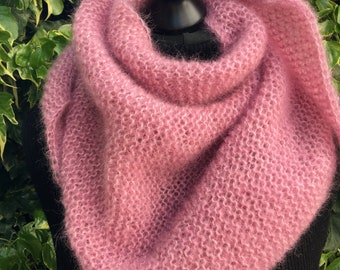 Dreieckstuch, Dreieckstuch, Stola, Mohair und Seide, altrosa, rosa, handgestrickt, weich, warm und leicht, luxuriöses Geschenk für sie