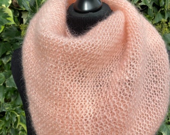 Dreieckstuch aus Mohair und Seide, gestrickt, Pfirsich, pfirsichrosa, handgestrickt, weich, warm und leicht, Geschenk für Sie