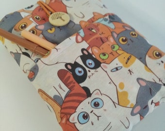 Housse pour livre chats mignons, pochette pour livre Kitty, couverture de livre rembourrée, protège-livre fait main, cadeau pour amoureux des livres