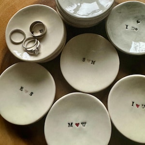 Cuenco de cerámica hecho a mano con forma de anillo: Regalo personalizado con inicial, 8,25 cm