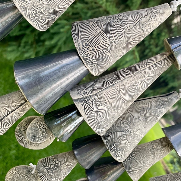 Carillons éoliens en céramique faits main texturés noirs métalliques et floraux - En forme de cône 16"-22" de long - Mariage, deuil, maman, cadeau de pendaison de crémaillère