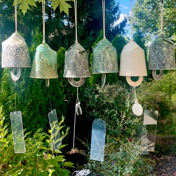 Cloche/carillon en céramique texturée à motif floral fait main - anniversaire, mariage, deuil, maman, papa, cadeau de pendaison de crémaillère