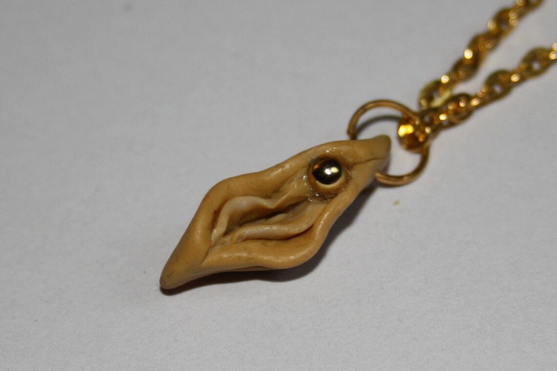 Vulva colgante de collar de vagina Etsy