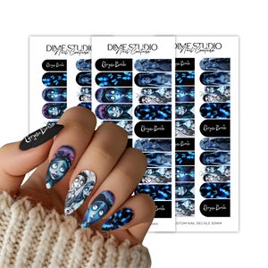 Op de afbeelding: Een vel met Dime Studio Nail Couture nagelstickers met Corpse Bride personageafbeeldingen in blauwe, zwarte en witte tinten. De stickers bevatten diverse illustraties van de personages en vlinders, waarbij de tekst Corpse Bride zichtbaar is.