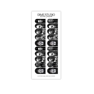 Pode incluir: Uma folha de decalques para unhas em preto e branco da DIME STUDIO Nail Couture com v&aacute;rias imagens de caveiras e esqueletos. A folha retangular cont&eacute;m vinte adesivos individuais em formato de unha com o texto CUSTOM NAIL DECALS 30MM na base.