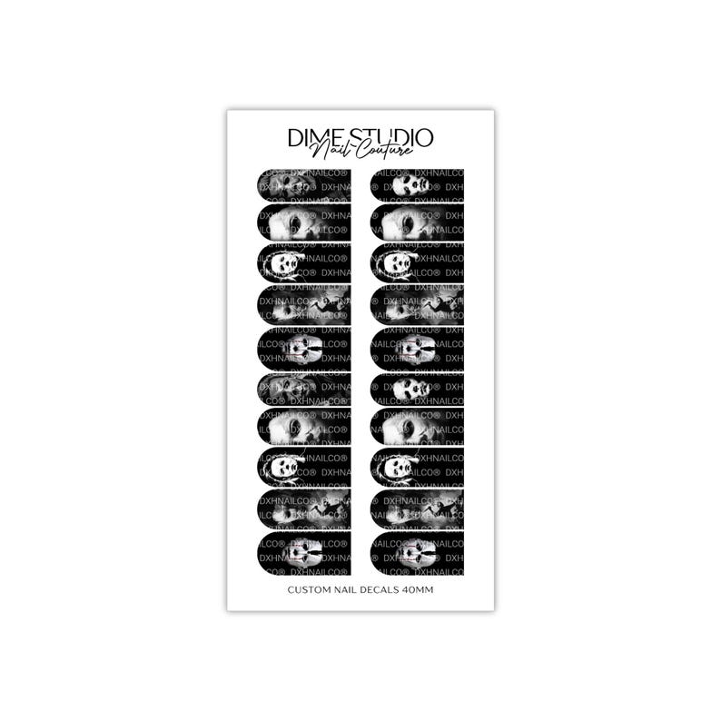 Pode incluir: Uma folha de decalques para unhas em preto e branco com v&aacute;rias estampas gr&aacute;ficas com tema de terror. O topo da folha exibe o texto DIME STUDIO Nail Couture e a parte inferior diz CUSTOM NAIL DECALS 40MM. Os decalques est&atilde;o dispostos em duas colunas verticais.