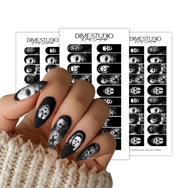 Pode incluir: Um conjunto de decalques de unhas em preto e branco com imagens de personagens de filmes de terror da Dime Studio Nail Couture. Os decalques s&atilde;o apresentados em tr&ecirc;s folhas retangulares, cada uma contendo v&aacute;rios designs de arte.