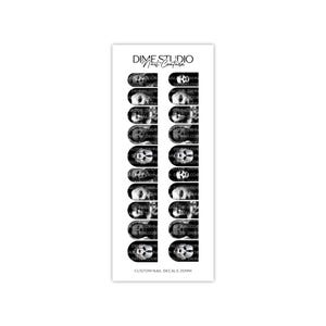 Pode incluir: Uma folha retangular de decalques de unhas em preto e branco com desenhos de caveiras. O texto superior diz DIME STUDIO Nail Couture e o texto inferior diz CUSTOM NAIL DECALS 25MM. A folha cont&eacute;m vinte adesivos em formato de unha.