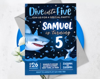 Op de afbeelding: Een blauwe en witte verjaardagsuitnodiging met een haai-illustratie. De uitnodiging luidt "Dive into Five" en "Samuel wordt 5 jaar". De datum is 26 december en de tijd is van 15:00 tot 17:00 uur. Het adres is Samuel's House, 123 BRTD Street, New York, CA 4929. De RSVP-informatie is om Anna's te bellen op 123-456-789.