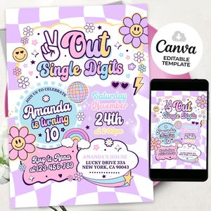 以下が含まれることがあります： レトロなテーマの誕生日パーティーのデジタル招待状。 「Out Single Digits」のテキスト、虹、スマイリーフェイスの花、パステルカラーの市松模様のデザイン。 スマートフォンには招待状が表示されています。