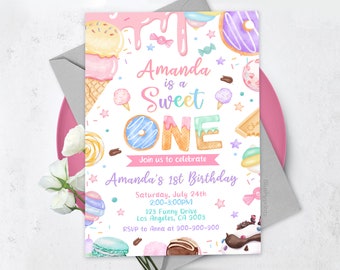Puede incluir: Una invitación de cumpleaños rosa y blanca con una ilustración de acuarela de dulces y el texto "Amanda is a Sweet One". La invitación incluye los detalles de la fiesta de cumpleaños número 1 de Amanda, incluida la fecha, la hora, la ubicación y la información de RSVP.