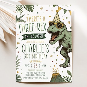 Pu&ograve; includere: Un biglietto d'invito per compleanno con un T-Rex verde che indossa occhiali da sole e un cappellino da festa. Il testo recita: THERE'S A THREE-REX ON THE LOOSE! JOIN US TO CELEBRATE CHARLIE'S 3RD BIRTHDAY, SATURDAY AUG. 26 2PM, CHARLIE'S HOUSE 123 DINO PARTY DRIVE.
