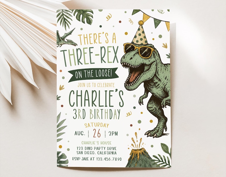 Pu&ograve; includere: Un biglietto d'invito per compleanno con un T-Rex verde che indossa occhiali da sole e un cappellino da festa. Il testo recita: THERE'S A THREE-REX ON THE LOOSE! JOIN US TO CELEBRATE CHARLIE'S 3RD BIRTHDAY, SATURDAY AUG. 26 2PM, CHARLIE'S HOUSE 123 DINO PARTY DRIVE.