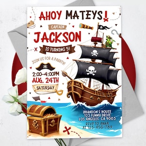Peut inclure: Une invitation sur le thème des pirates avec le texte "Ahoy Mateys !" et "Captain Jackson fête ses 5 ans !" Un bateau pirate de dessin animé navigue sur des vagues bleues, et un coffre au trésor est posé sur une plage de sable. L'invitation comprend les détails de la fête.