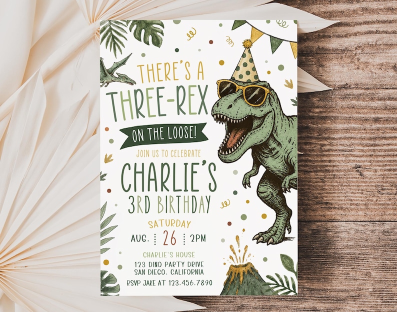 Pu&ograve; includere: Un biglietto d'invito per compleanno con un T-Rex verde che indossa un cappellino da festa e occhiali da sole. Il testo recita: THERE'S A THREE-REX ON THE LOOSE! JOIN US TO CELEBRATE CHARLIE'S 3RD BIRTHDAY, SATURDAY AUG. 26 2PM, CHARLIE'S HOUSE 123 DINO PARTY DRIVE.