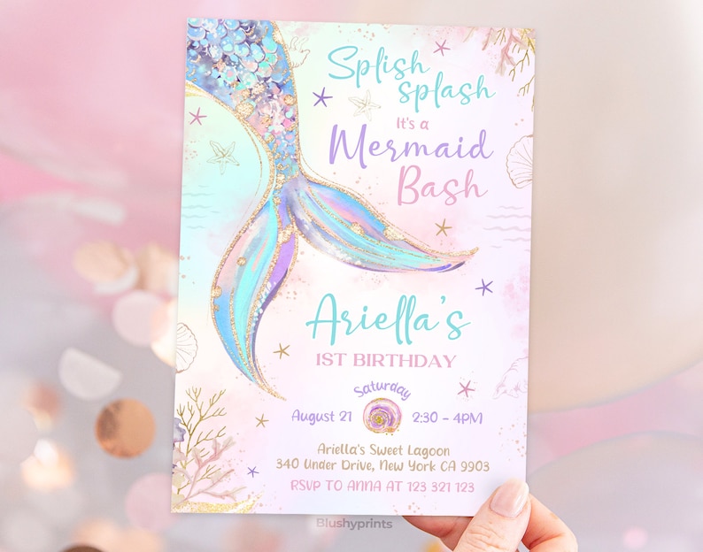 K&ouml;nnte beinhalten: Eine Einladung zu einer ersten Geburtstagsfeier zum Thema Meerjungfrau mit einem glitzernden t&uuml;rkisfarbenen und violetten Meerjungfrauen-Schwanz, einem rosa und wei&szlig;en Hintergrund und dem Text "Splish Splash It's a Mermaid Bash Ariella's 1st Birthday August 21 Saturday 2:30-4PM Ariella's Sweet Lagoon 340 Under Drive, New York CA 9903 RSVP TO ANNA AT 123 321 123"