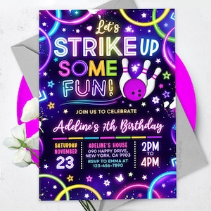 Pode incluir: Convite de aniversário neon rosa e roxo com tema de boliche. O convite diz "Let's Strike Up Some Fun!" e inclui os detalhes da festa de aniversário de 7 anos da Adeline.